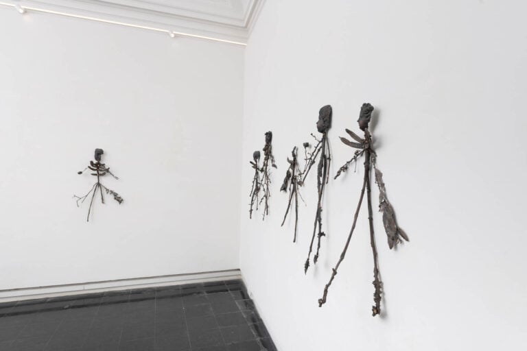 Installation view della mostra &ldquo;Le 3:17&rdquo; di Lucia Leuci presso la Galleria Eugenia Delfini, Roma, 9 maggio &ndash; 4 luglio, 2026. Foto di Giorgio Benni. Courtesy l&rsquo;artista e Galleria Eugenia Delfini