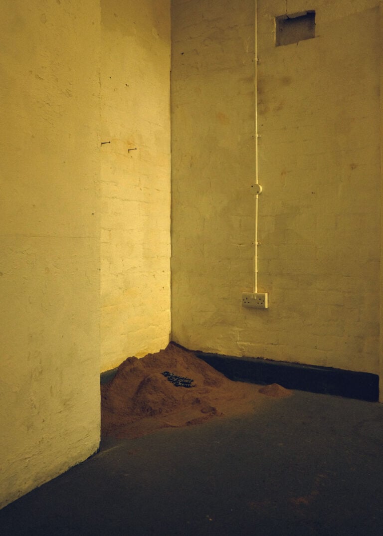 Simone Marconi, Slender Lead Stem, 2024, sabbia e poliuretano, 60 x 45 x 25 cm. Veduta dell&rsquo;installazione di Corroded Between, a cura di Hannah Hornby all&rsquo;OpenHand Open Space, Reading ,2024. Photo Alice Farrington