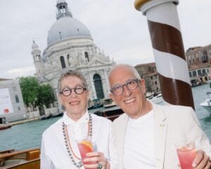 Ma perché un brand di gin ha sponsorizzato la Biennale? Intervista ai collezionisti fondatori di Quattro Gatti