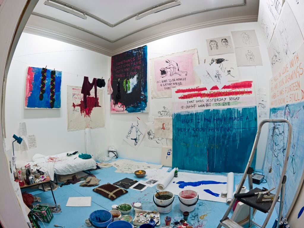 A Londra la più grande mostra mai dedicata all’artista che dagli Anni ’90 sconvolge ed emoziona con la sua creatività