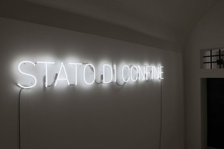 Matteo Attruia, Stato di Confine, 2025, Neon, Courtesy dell&rsquo;artista e Associazione QUI ALTROVE, Gorizia / Courtesy of the artist and Associazione QUI ALTROVE, Gorizia. Lines, Loops, Leaks, Fondazione Imago Mundi, 2026. Photo credit Marco Pavan mostra alle gallerie delle prigioni
