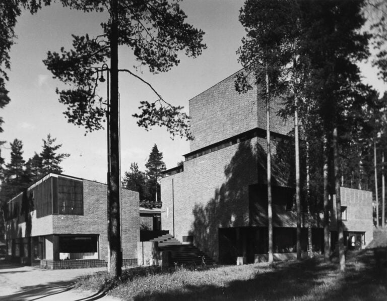 S&auml;yn&auml;tsalo Town Hall, 1949&ndash;52. Fa&ccedil;ade. Photo Eino M&auml;kinen &copy; Alvar Aalto Foundation.