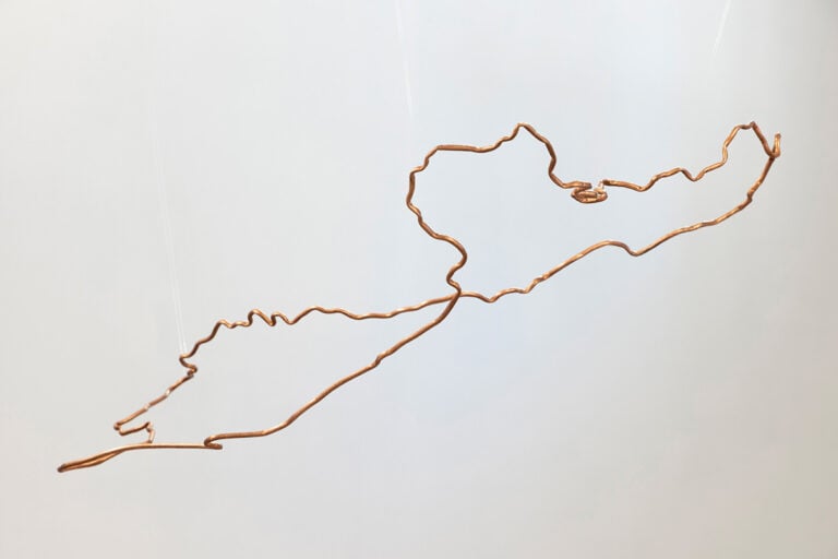 Shilpa Gupta, MapTracing #9 - IT, 2023, Tubo in rame / Copper pipe. Courtesy dell&rsquo;artista e Galleria Continua / Courtesy of the artist and Galleria Continua. Lines, Loops, Leaks, Fondazione Imago Mundi, 2026. Photo credit Marco Pavan mostra alle gallerie delle prigioni