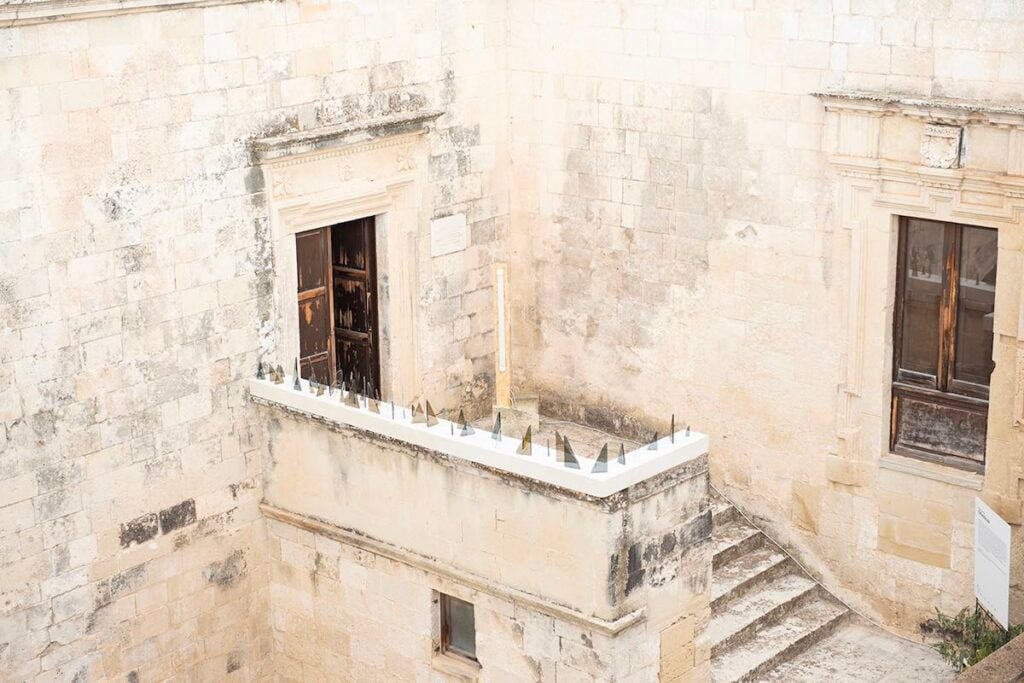 Gaia Di Lorenzo, Offendicula. Photo Annalisa Lazoi, mostra Kora, Salento