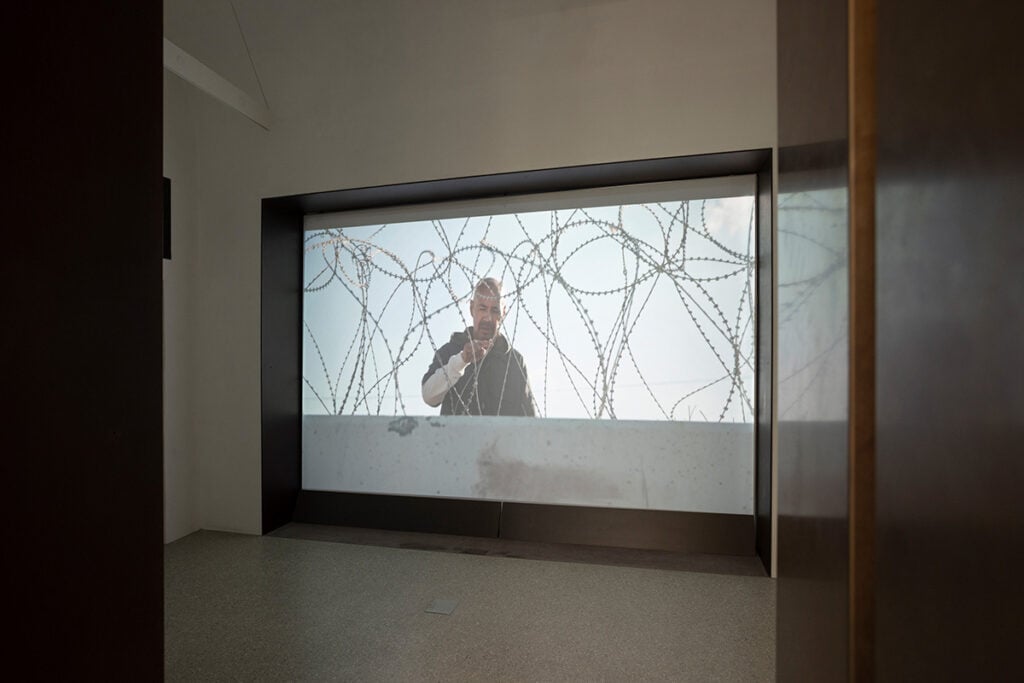 Filippo Berta, One by One, 2021, performance, video 4K, 53′36′′, colore, suono / performance, 4K video, 53’36’’, color, sound. Courtesy dell’artista e Prometeo Gallery / Courtesy of the artist and Prometeo Gallery. Lines, Loops, Leaks, Fondazione Imago Mundi, 2026. Photo credit Marco Pavan