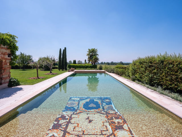 La piscina con intervento a mosaico di Aldo Mondino, La Crescentina, Fubine (AL)