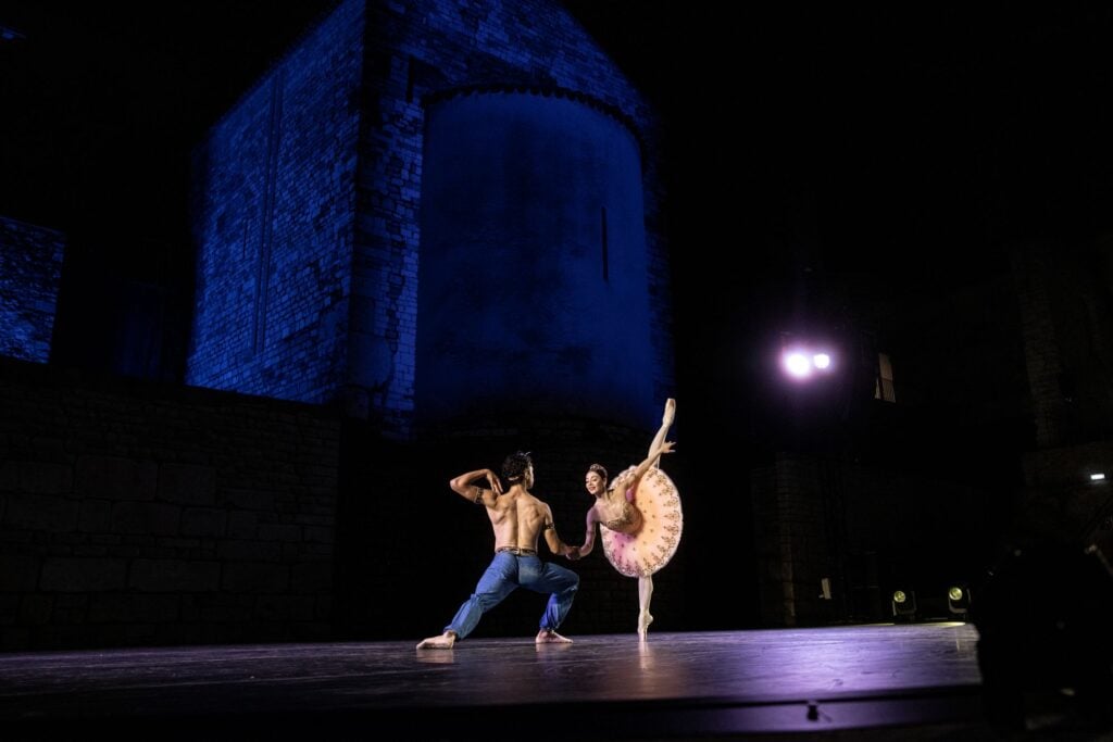La scena di uno spettacolo al Festival dei Due Mondi di Spoleto 2026, la prima edizione sotto la guida di Daniele Cipriani