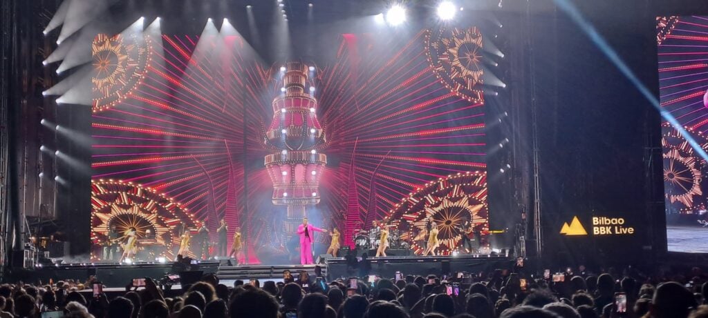 Robbie Williams conquista il BBK Live a Bilbao: show strabiliante tra hit, confessioni e rinascita