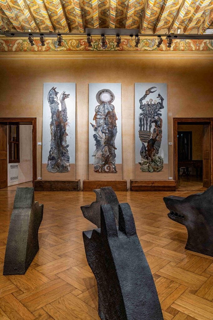 Veduta della mostra "Idoli Pedemontani" di Denis Riva