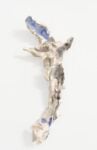 Lucio Fontana, Crocefisso, 1956-57. Ceramica policroma smaltata, cm 38 x 15 x 12. Courtesy Repetto Gallery, La Crescentina, Fubine (AL)