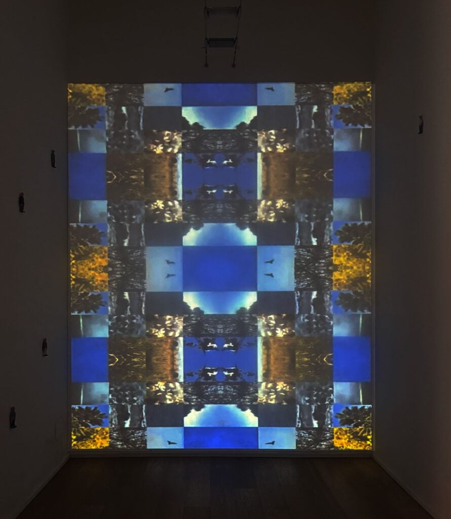 Raffaele Fiorella, Pure il vento, 2026, installazione multimediale - video, animazioni in rotoscopio, elementi scultorei e traccia sonora