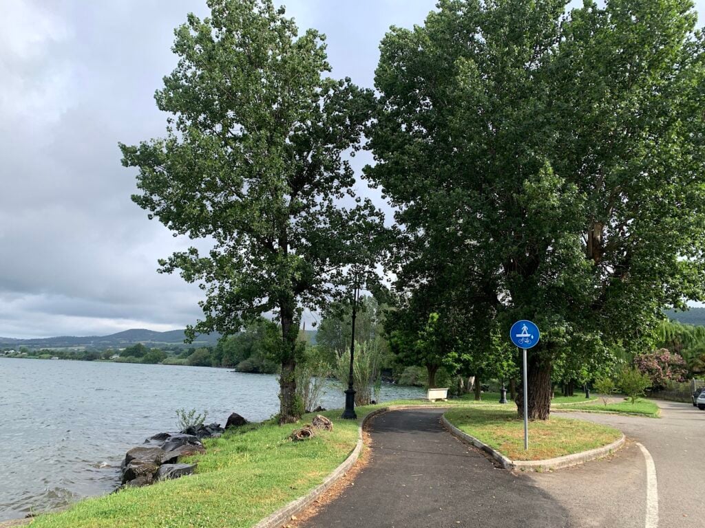 La passeggiata lungo il lago di Bolsena. Ph: Claudia Zanfi