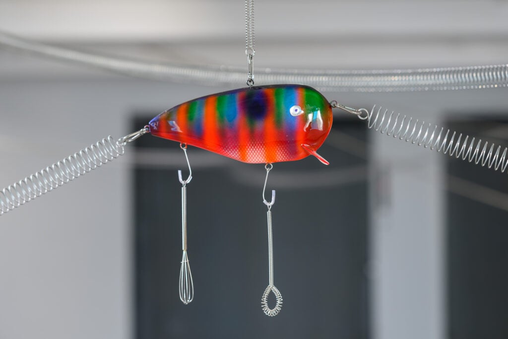 Aki Sasamoto Sounding Lines, 2024 Veduta dell&rsquo;installazione, &ldquo;Sounding Lines&rdquo;, Para Site, Hong Kong, 2024 Collection of Shane Akeroyd Courtesy l&rsquo;artista, Take Ninagawa, Tokyo, Bortolami, New York e Para Site, Hong Kong Foto Studio Lights On