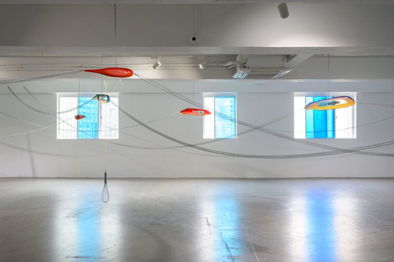 Aki Sasamoto Sounding Lines, 2024 Veduta dell&rsquo;installazione, &ldquo;Sounding Lines&rdquo;, Para Site, Hong Kong, 2024 Collection of Shane Akeroyd Courtesy l&rsquo;artista, Take Ninagawa, Tokyo, Bortolami, New York e Para Site, Hong Kong Foto Studio Lights On