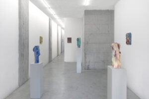 Un artista in mostra a Bologna interpreta la fluidità contemporanea con le sue sculture