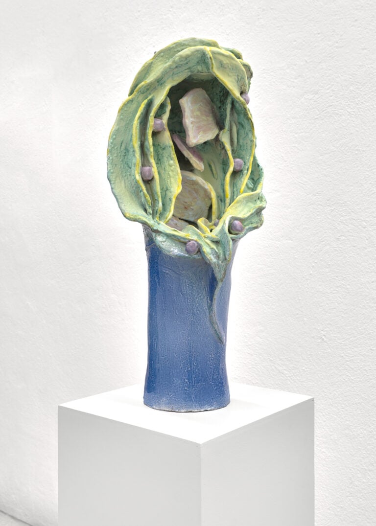 Alessandro Roma, L'Apparente, Svelando, 2026 glazed ceramic 47,5 x 22 cm, photo Manuel Montesano, courtesy CAR Gallery, Bologna