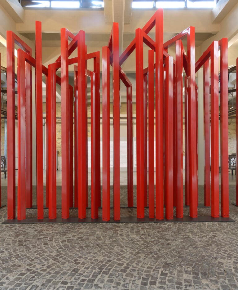Renzogallo, Oltre, 2026, scatolare di ferro zincato e verniciato a polveri 3 elementi / galvanized iron box structure with powder coating 3 elements, Oltre le ceneri, Mattatoio, La Pelanda, particolare dell&rsquo;opera, Ph. Alessandro Vasari, Roma 2026