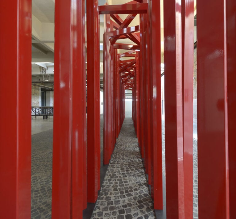 Renzogallo, Oltre, 2026, scatolare di ferro zincato e verniciato a polveri 3 elementi / galvanized iron box structure with powder coating 3 elements, Oltre le ceneri, Mattatoio, La Pelanda, particolare dell&rsquo;opera, Ph. Alessandro Vasari, Roma 2026