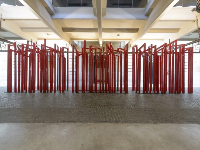 Renzogallo, Oltre, 2026, scatolare di ferro zincato e verniciato a polveri 3 elementi / galvanized iron box structure with powder coating 3 elements, Oltre le ceneri, Mattatoio, La Pelanda, installation view, Ph. Alessandro Vasari, Roma 2026