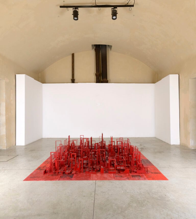 Renzogallo, L&rsquo;ombra delle idee, 2018 &ndash; 2026, giornali, legno, smalti/newspapers, wood, and enamel paint, Oltre le ceneri, Mattatoio, La Pelanda, installation view, Ph. Alessandro Vasari, Roma 202