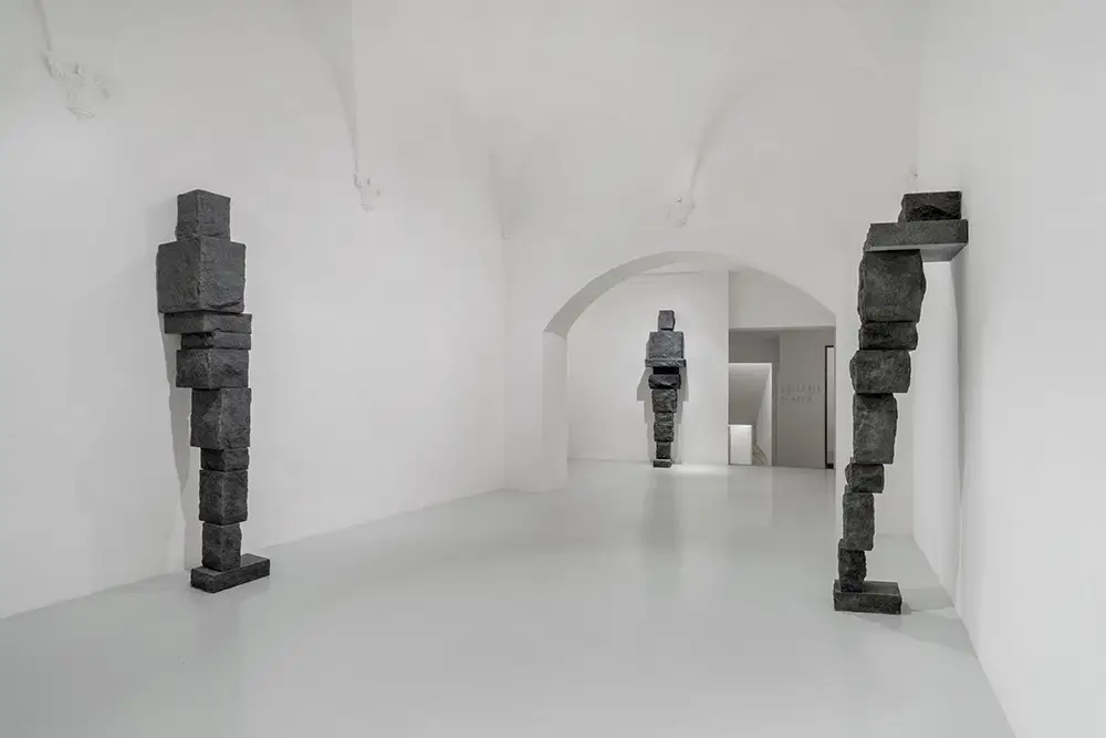 Anthony Gormley. What holds us, Galleria Continua, San Gimignano
