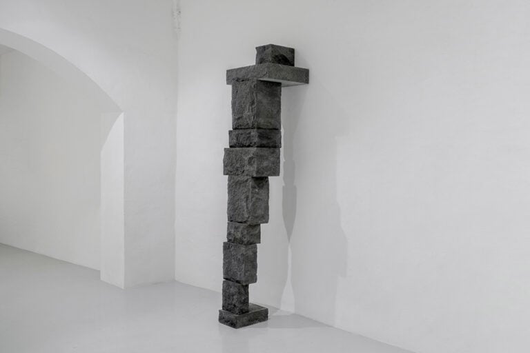 Antony Gormley - BIG BACK 2026, basalt, 282.9 x 72.8 x 76.5 cm. Copyright: &copy; the Artist. Photo: Ela Bialkowska, OKNO Studio Antony Gormley e Nikhil Chopra alla Galleria Continua