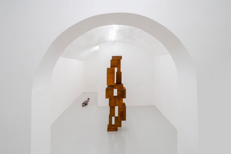 Antony Gormley - WHAT HOLDS US 2026, exhibition view GALLERIA CONTINUA, San Gimignano. Copyright: &copy; the Artist. Photo: Ela Bialkowska, OKNO Studio Antony Gormley e Nikhil Chopra alla Galleria Continua