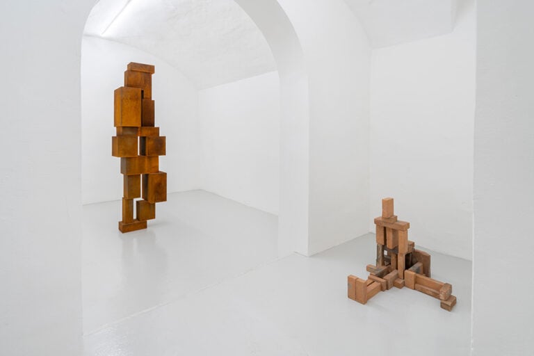 Antony Gormley - WHAT HOLDS US 2026, exhibition view GALLERIA CONTINUA, San Gimignano. Copyright: &copy; the Artist. Photo: Ela Bialkowska, OKNO Studio Antony Gormley e Nikhil Chopra alla Galleria Continua