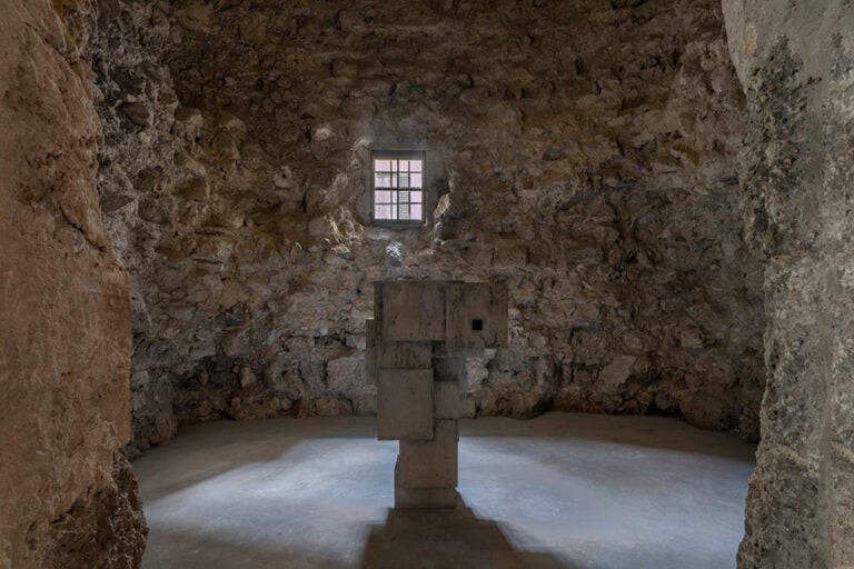 Antony Gormley - SKEW II 2026, concrete, 139 x 85 x 78 cm. Copyright: &copy; the Artist. Photo: Ela Bialkowska, OKNO Studio Antony Gormley e Nikhil Chopra alla Galleria Continua