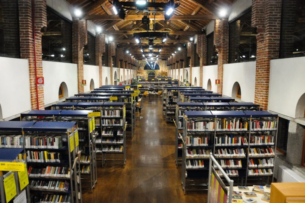 Biblioteca Chiesa Rossa, Milano, 2012. Courtesy Wikimedia. Photo Luca Volpi