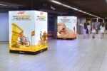 La geniale campagna di Milano per incoraggiare l’utilizzo della bici gioca con le illustrazioni e coi nomi delle fermate del metrò