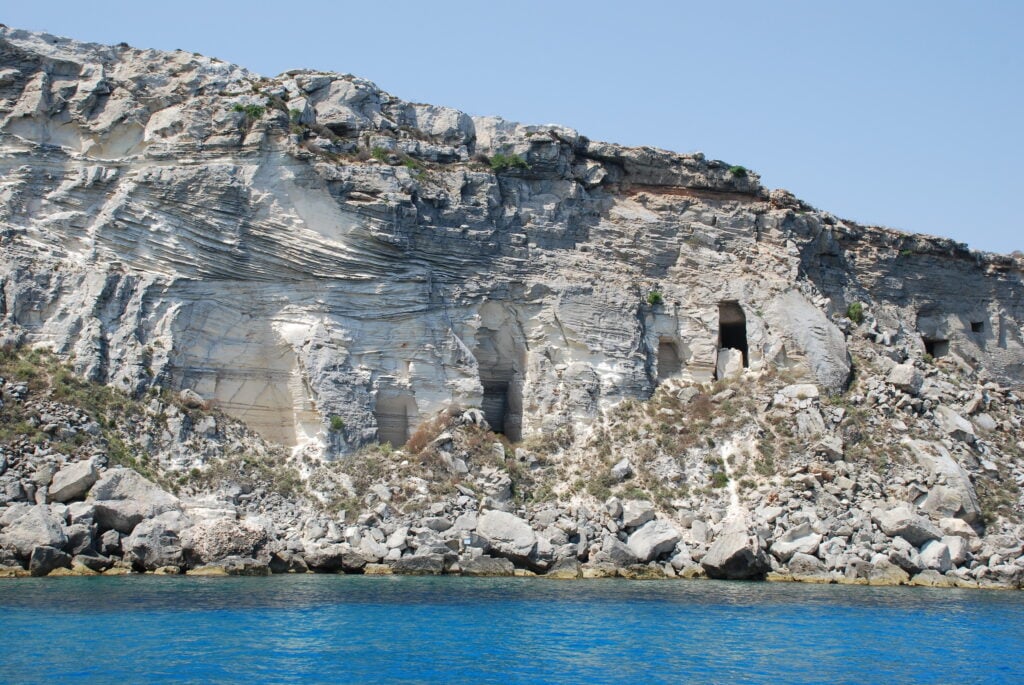 Favignana sperimenta l’effetto Odissea con il boom del turismo. Come reagirà l’isola scelta da Nolan per diventare l’Itaca di Ulisse?