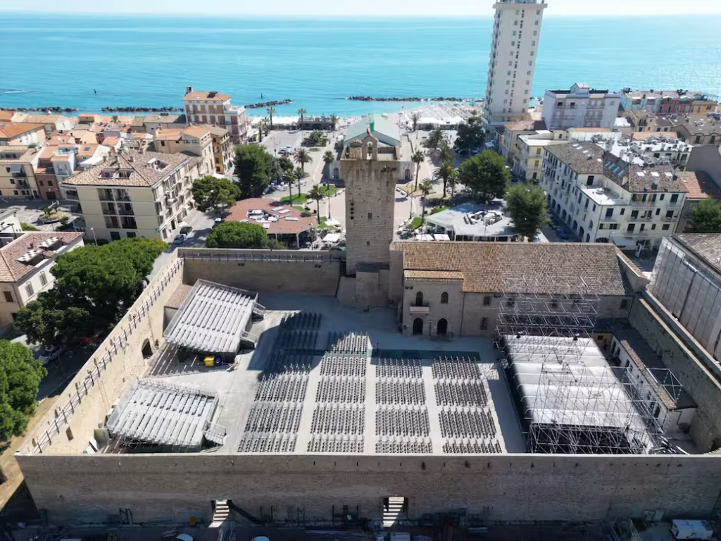 Grazie al restauro del Castello Svevo di Porto Recanati c’è una nuova passeggiata sospesa sulla costa adriatica