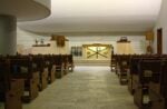 Chiesa evangelica metodista di Savona. Sul fondo &egrave; visibile la grande paretet binaca in ceramica smaltata di Nino Caruso (1970)