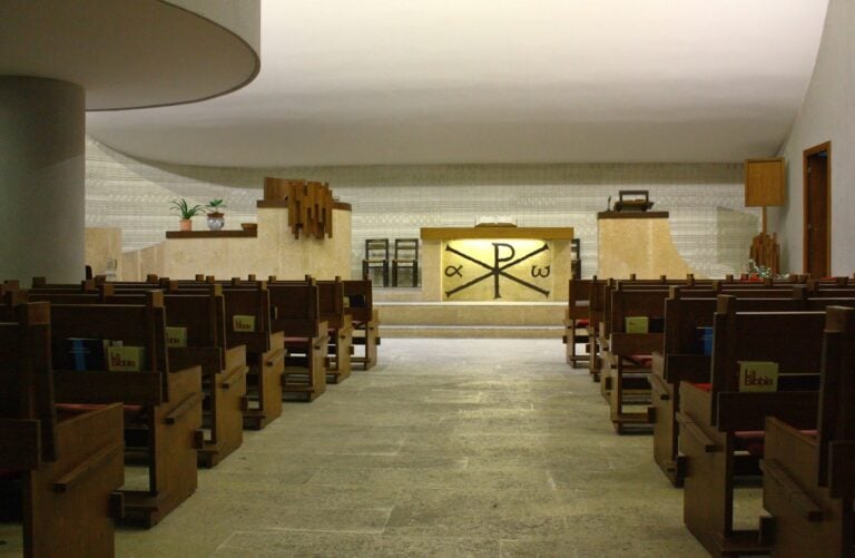Chiesa evangelica metodista di Savona. Sul fondo &egrave; visibile la grande paretet binaca in ceramica smaltata di Nino Caruso (1970)