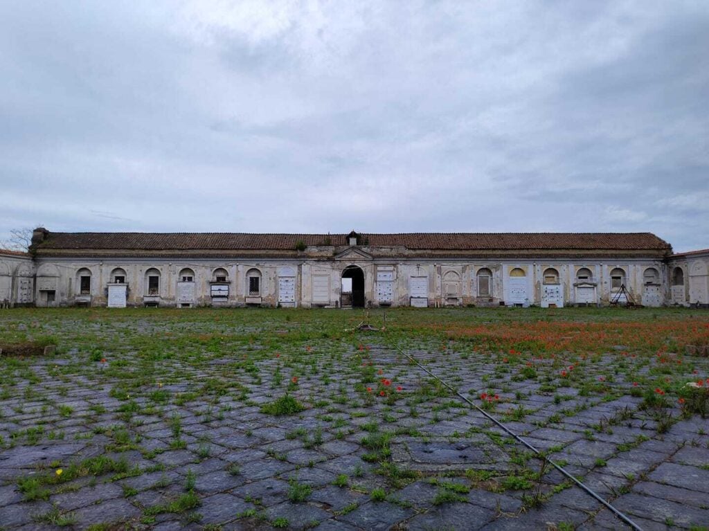 Il Cimitero delle 366 Fosse a Napoli