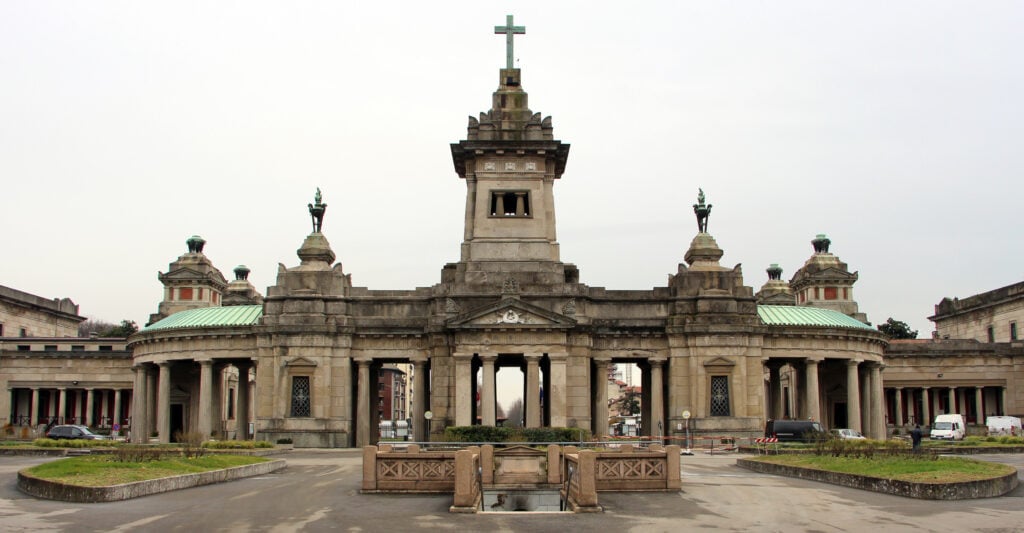 Cimitero Maggiore, Ingresso, Milano, 2014. Courtesy Wikimedia. Photo Ailko
