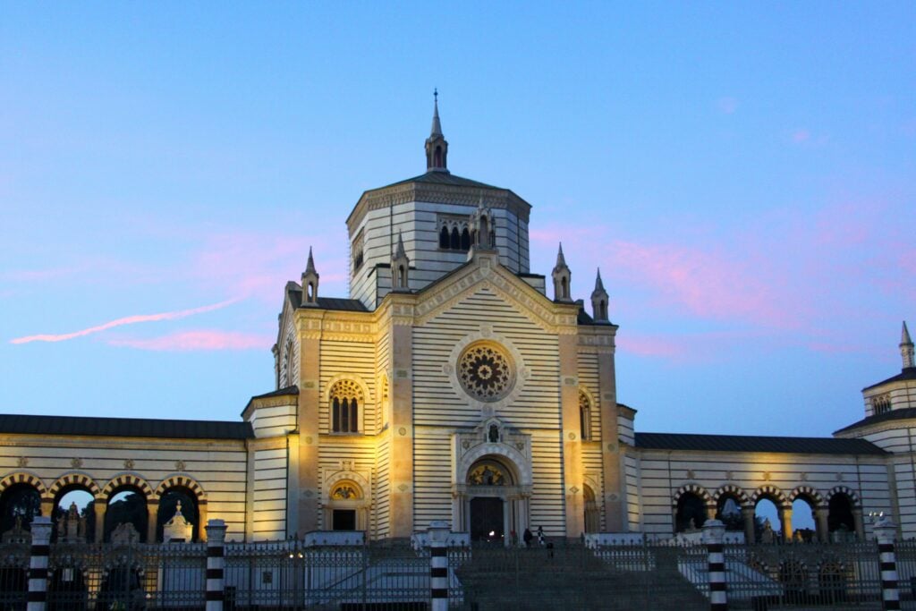 Milano e i suoi cimiteri, scrigni di arte e memoria collettiva 