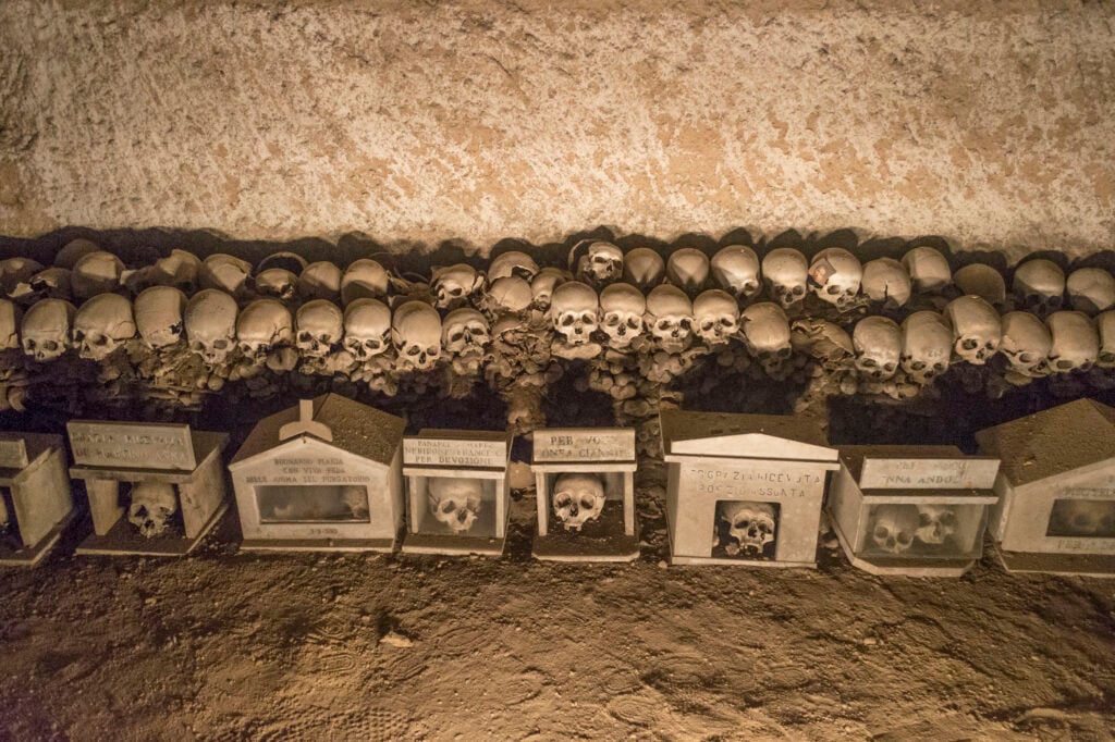 Il Cimitero delle Fontanelle a Napoli