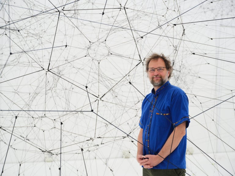Il grande artista Tom&aacute;s Saraceno &egrave; in mostra a Monaco di Baviera: arte, ecologia e nuove cosmologie&nbsp;