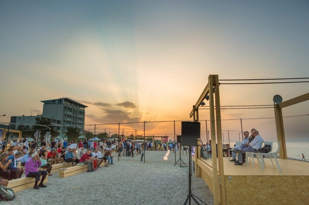 A Senigallia maratona di una notte tra architettura, arte e poesia: dal tramonto all’alba, sulla spiaggia pubblica