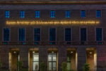 Il grande artista Joseph Kosuth illumina Milano. La scrittura di luce sul Museo del Novecento