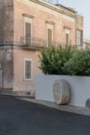 Rossella Biscotti, L'uomo che cammina all'indietro. Foto di Carlo Romano, Parabita, Salento