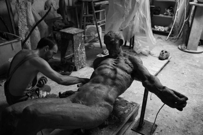 Ettore Greco, lo scultore che plasma emozioni. Il video della sua intervista a I Martedì Critici