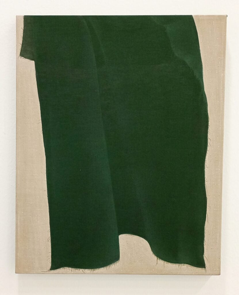 Eugenia Vanni, Alius et idem. Appesa in controluce, 2026. Olio su stoffa verde di cotone, matita. Courtesy Galleria Fuoricampo