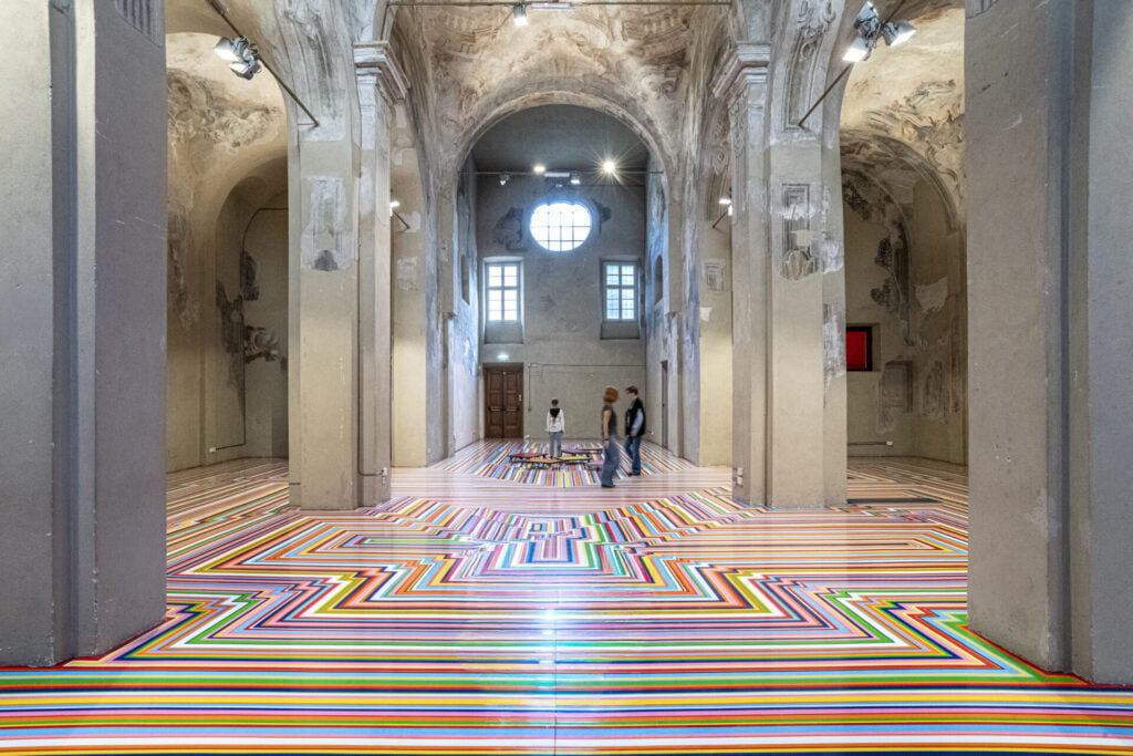Turner: l’incanto del lago di Como e del paesaggio italiano, Jim Lambie, Feeling Colour San Pietro in Atrio, 2026, courtesy Comune di Como, Installation View