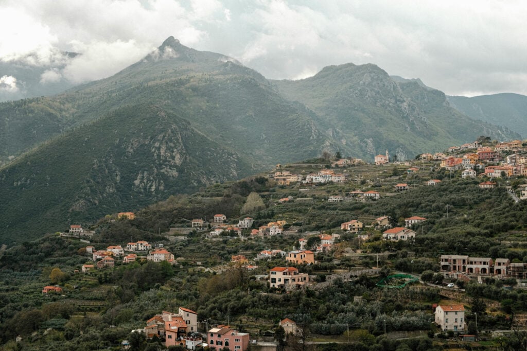 Finale Ligure. Foto di Selina Bubendorfer su Unsplash