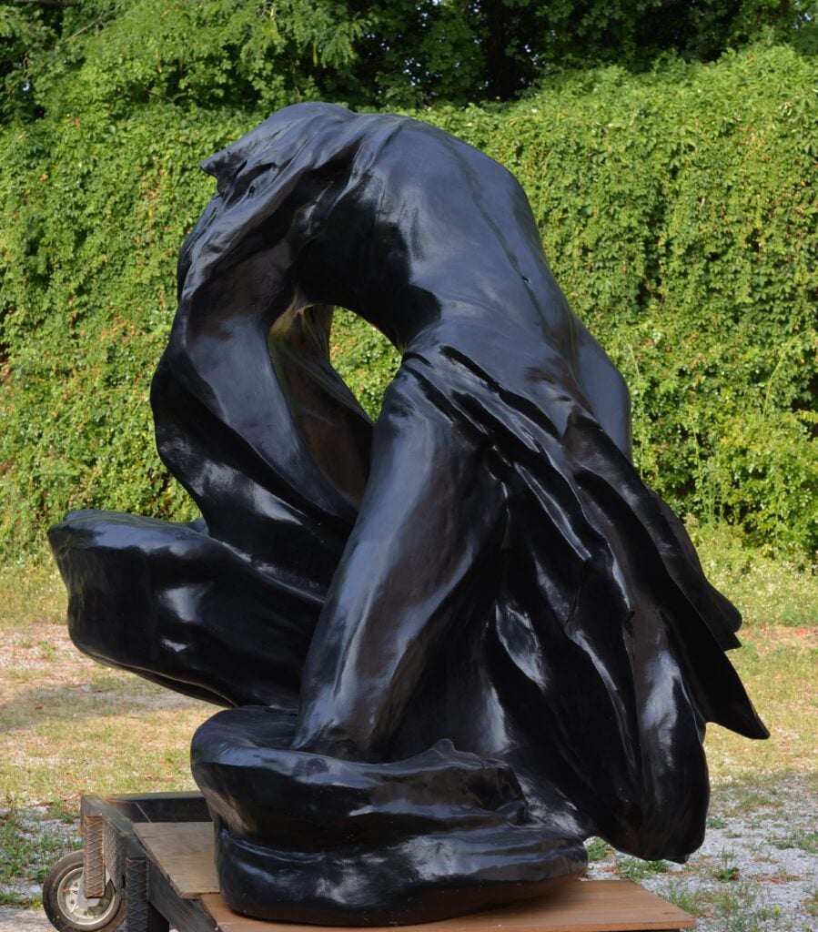 Fortunia Vincitrice, 1997-2000, resina nera. Courtesy Archivio Francesco Somaini rassegna per Francesco Somaini
