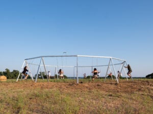 Provincia Cosmica. La scultura di Francesco Arena e il rapporto con gli artigiani pugliesi