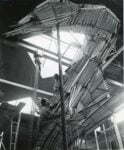 Francesco Somaini e Mario Colmegna sull&rsquo;armatura del Monumento ai Marinai d&rsquo;Italia di Milano, Lomazzo, 1966. Courtesy Archivio Francesco Somaini rassegna per Francesco Somaini a